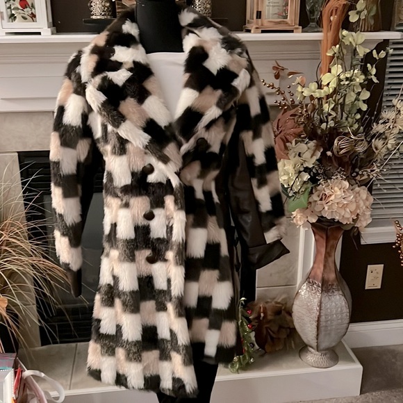 💚NEW ITEM💚 RETRO FAUX FUR & LEATHER COATl - Picture 2 of 8